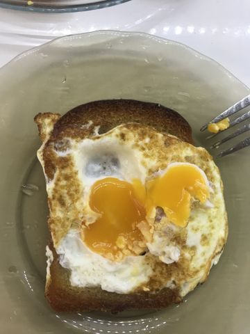 Яичница в хлебе на завтрак