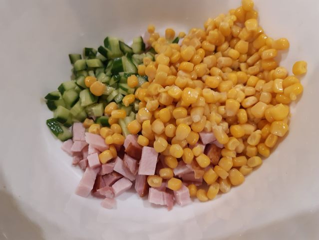 Салат с ветчиной и кукурузой