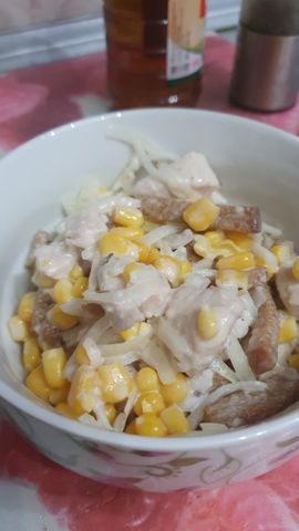 Рыбный салат с кукурузой и сухариками