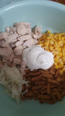 Салат с сухариками, куриным филе, сыром и кукурузой