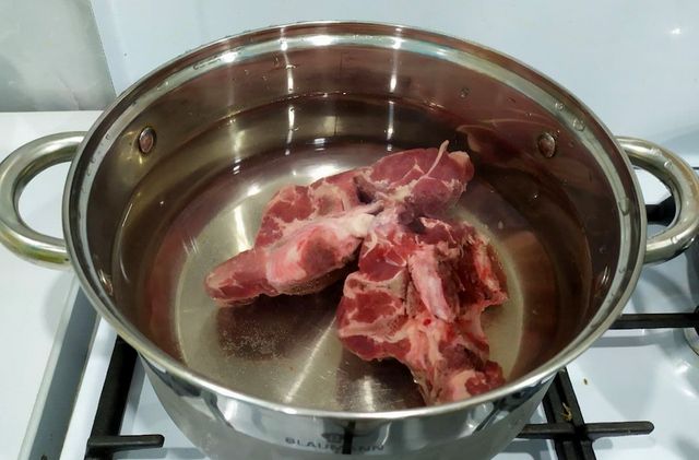 Сколько варить говядину на борщ