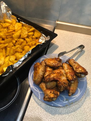 Куриные крылышки и молодой картофель, запеченные в духовке