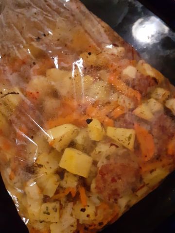 Картофель с мясными шариками в духовке