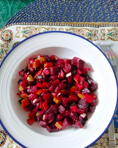 Салат из свёклы с яблоком, солёными огурцами, черносливом и грецкими орехами — рецепты | Дзен