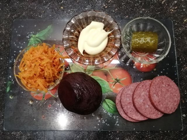 Салат со свеклой и колбасой - пошаговый фоторецепт
