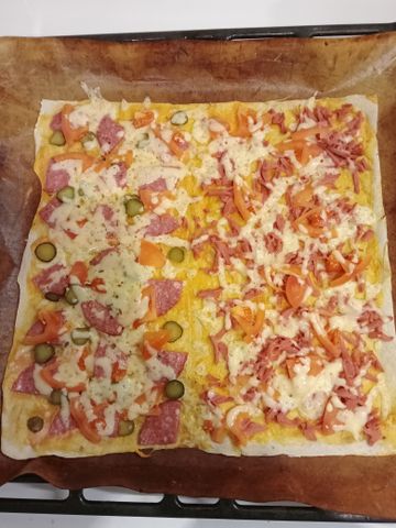 Пицца с луком и салом со сметанным соусом из универсального теста