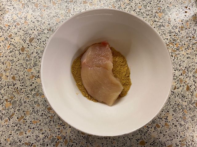 Лучший рецепт куриного филе - с панировочными сухарями и острым соусом