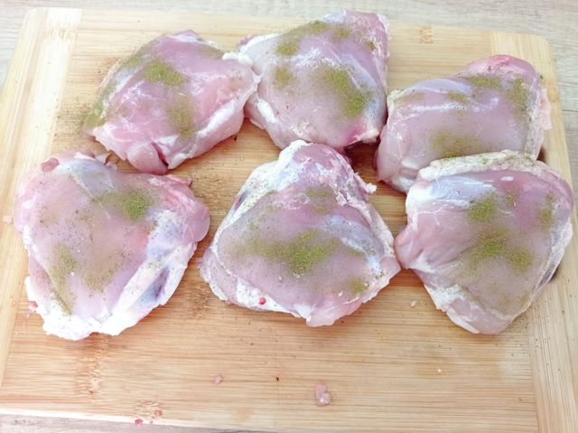 Куриные бедрышки в сметанном соусе, пошаговый рецепт на ккал, фото, ингредиенты - Лоранталаса