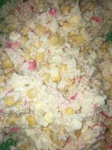 Классический крабовый салат с кукурузой, яйцом и рисом