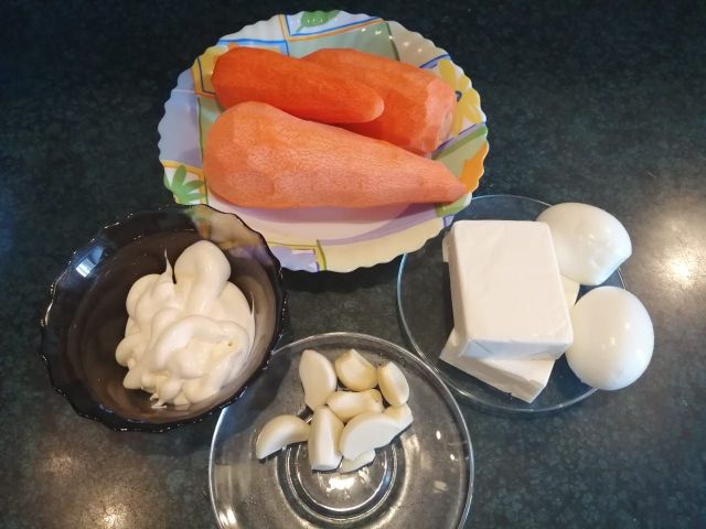 Простой салат морковка, сыр, чеснок, майонез