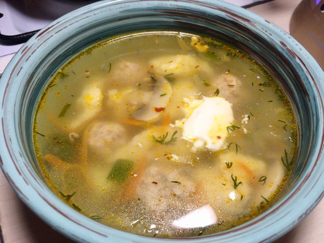 Гречневый суп с грибами и клецками из картофеля