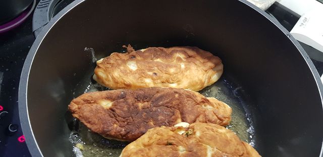 Печеные пирожки с тушеным куриным фаршем (тесто на молоке) - рецепт с фото