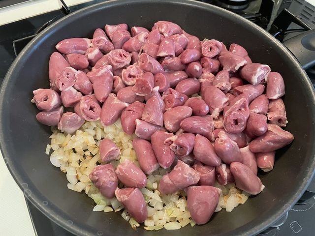 Тушеные в сметане куриные сердечки – пошаговый рецепт приготовления с фото