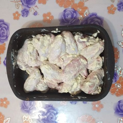 Запеченные куриные крылышки с чесноком в духовке