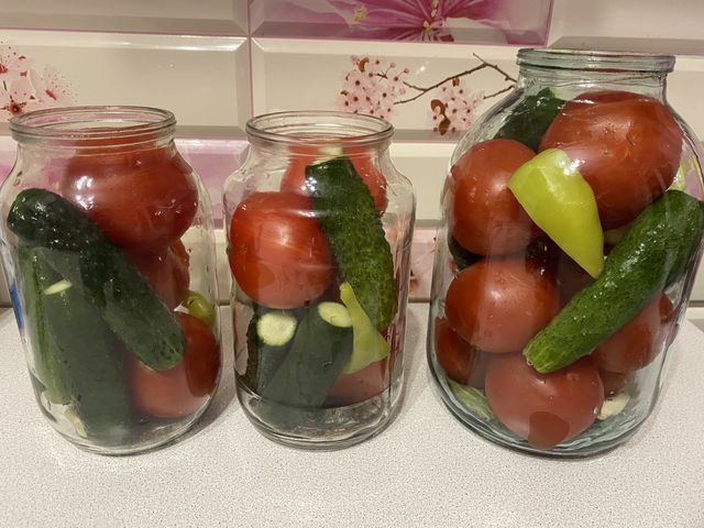 Соленые томаты и огурцы (ассорти) в бочке