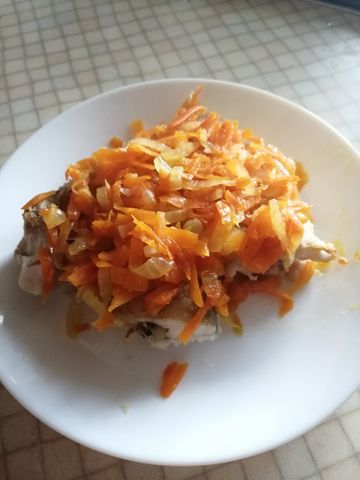 Простой и вкусный рецепт минтая с морковью и луком