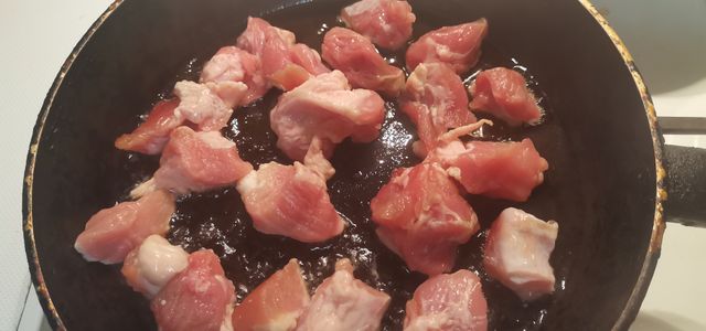 Вариант 1: Свинина в сметане в духовке - классический рецепт под сыром