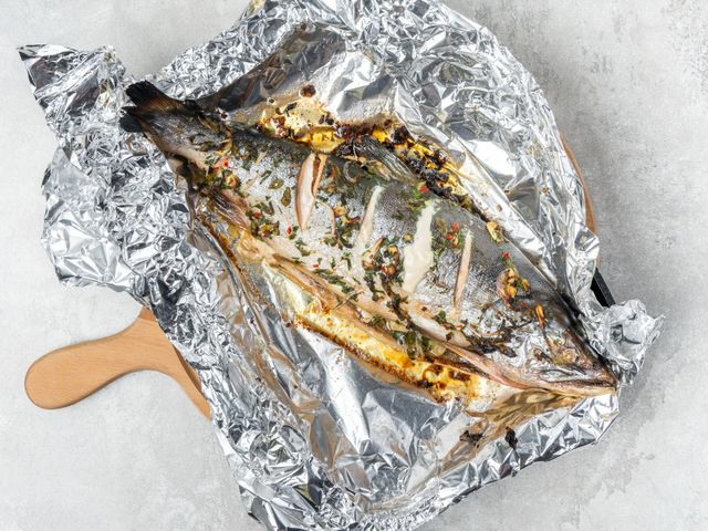 Как приготовить Как запечь рыбу в духовке целиком без фольги просто рецепт пошаговый