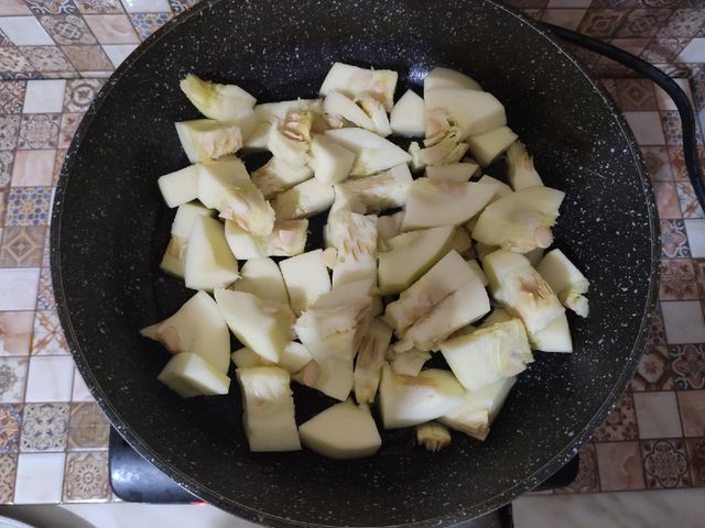 Кабачки, тушеные с помидорами и яйцом (на скорую руку)