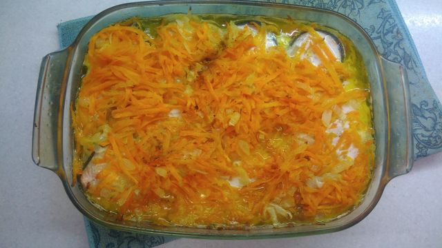 Рецепт: Форель запеченная в духовке с овощами - сочная форель под шубкой из моркови и лука