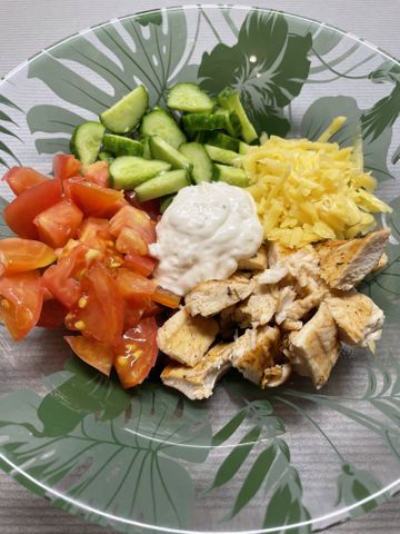 Салат с копчёной курицей, сыром, помидорами и огурцами
