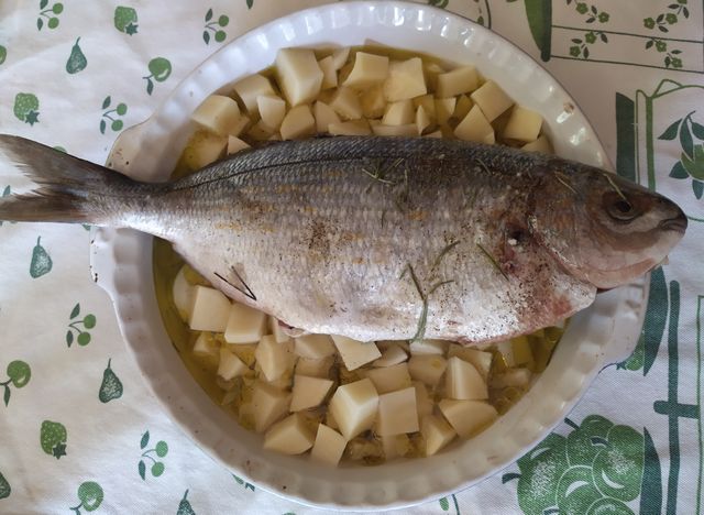 Запеченная в духовке рыба с картофелем