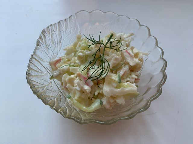 Салат с крабовыми палочками, сыром, кукурузой, морской капустой и яблоками