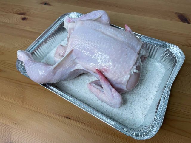 Курица на соли в духовке целиком с хрустящей корочкой: рецепт с видео и фото пошагово | Меню недели