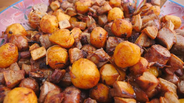 Жареная картошка с мясом в казане на плите
