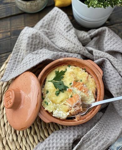 Рыба с картошкой и сметаной в горшочках