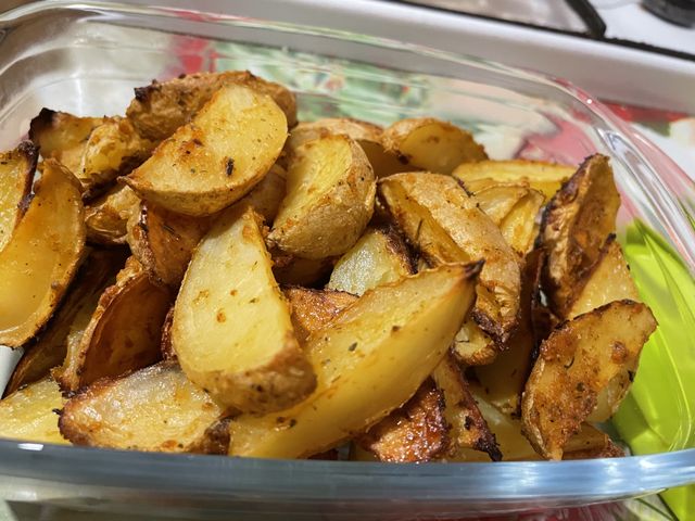 Картошка по-деревенски на сковороде — рецепт с фото пошагово