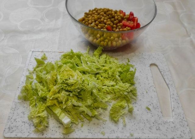Как приготовить рецепт Постный салат с крабовыми палочками и пекинской капустой