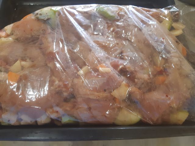 Подробное приготовление мяса с овощами в рукаве