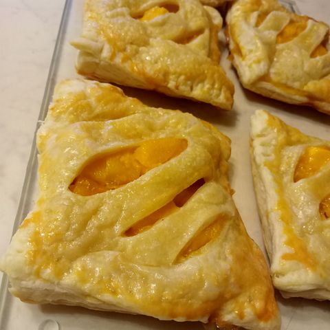 Слоеные треугольники с ветчиной и сыром – пошаговый рецепт приготовления с фото