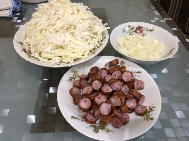 Тушёная капуста с картошкой и колбасками