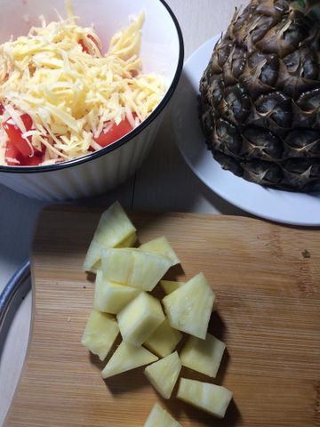 Рецепт праздничного салата с ананасом и курицей