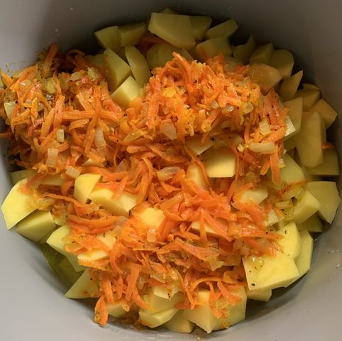 Тушеная картошка с луком и морковью