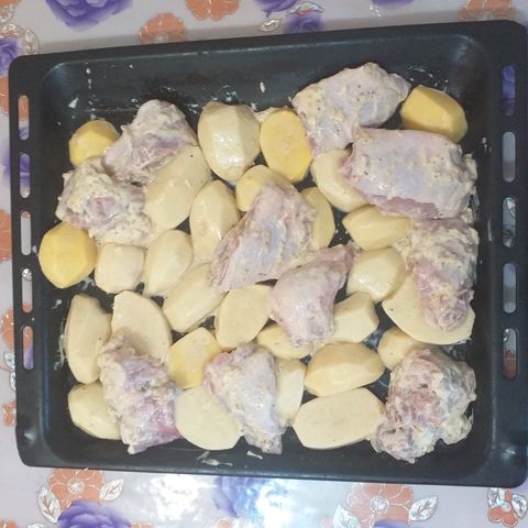 Курица в горшочке в духовке с картошкой