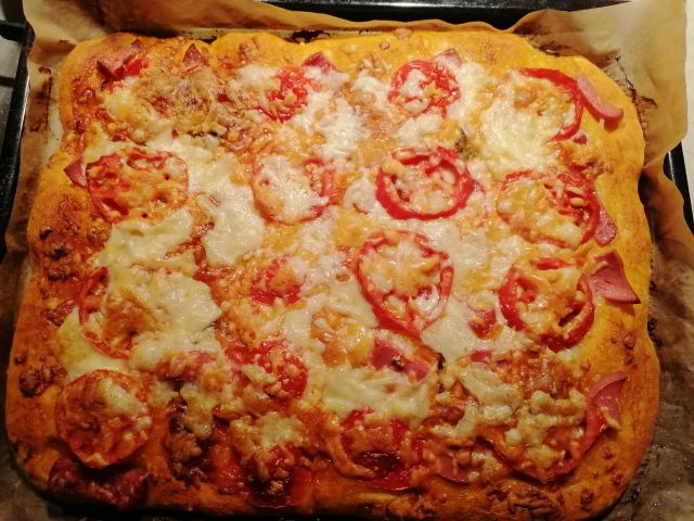 Рецепт блюда Туна пицца с каперсами и маслинами по шагам с фото и временем приготовления