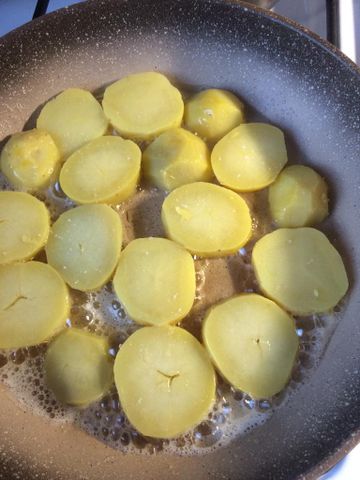 Как приготовить Картошка с луком и сыром на сковороде рецепт пошагово