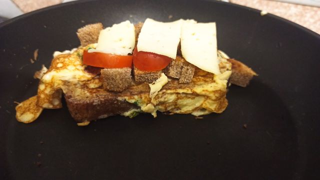 Омлет с колбасой и сыром с помидорами рецепт с фото пошагово