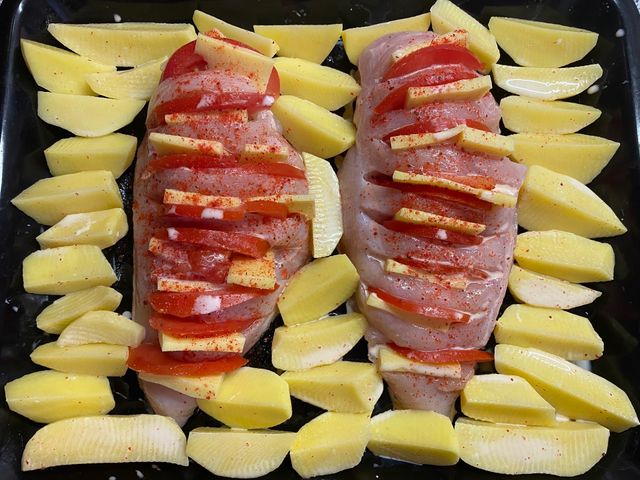 2. Курица с картошкой, луком и помидорами в духовке