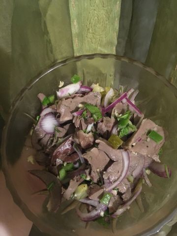 Салат из свиного сердца с грибами