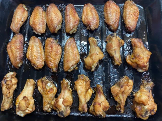 Румяные куриные крылья, запечённые в духовке
