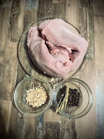 Вареный свиной язык (очень простой рецепт)