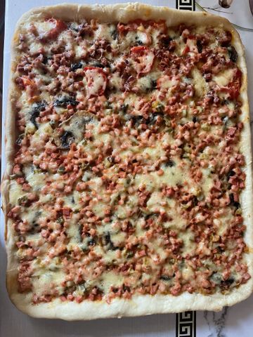 Пицца из готового теста: пошаговый рецепт с колбасой, маринованным луком, помидорами и сыром