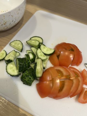 Калорийность всех салатов с огурцами и помидорами подряд: