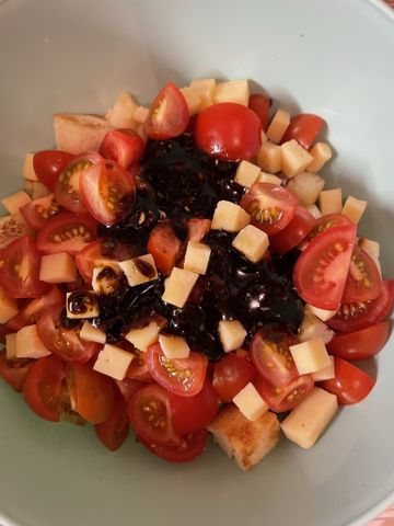 Рецепт тосканского салата с гренками: легкий и сытный!