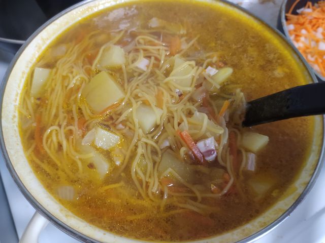 Суп-лапша со свининой и картофелем