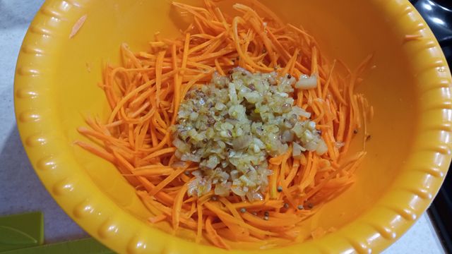 Салат из морской капусты с жареным луком по-корейски